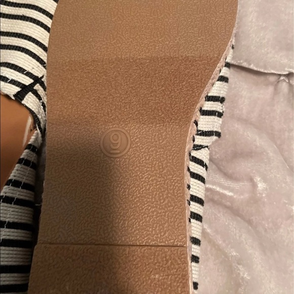 A New Day Flats - Picture 2 of 2